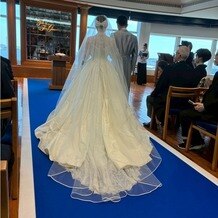 ホテルニューグランドの画像｜青いバージンロードとウエディングドレス・シルバーのテールコート、最高の組み合わせです。