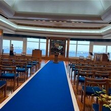 ホテルニューグランドの画像｜挙式が始まるまでゲストは
一面に広がる海を眺めることができます