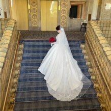 ホテルニューグランドの写真｜桂由美さんのドレスです。トレーンのレースはこの階段で撮影されることを想定してつけたとのこと。
