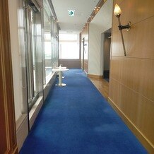 ホテルニューグランドの写真｜チャペル階はニューグランドブルーのカーペット