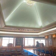 ホテルニューグランドの写真｜チャペル。天井が広々