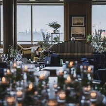 レストラン　ル・ノルマンディ（ホテルニューグランド）の写真｜装花やキャンドルの装飾でとても素敵に仕上げていただきました！