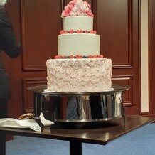 ホテル日航福岡の画像｜プランナーさんやシェフの計らいで、とても高さのある豪華で可愛いケーキが登場しました。