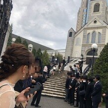 アニヴェルセル　東京ベイの画像｜フラワーシャワーをした階段です。教会がバックになり、写真映えしました。