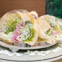 アニヴェルセル　東京ベイの写真｜贈呈用花束。旬のお花で作ってもらいました。