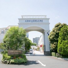 アニヴェルセル　東京ベイの写真｜凱旋門を意識した門。ゲストが通る門