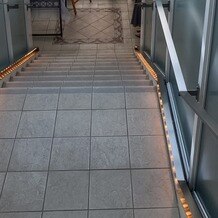アニヴェルセル ヒルズ横浜の写真｜挙式会場から披露宴会場までの道の階段です。ライトアップされて可愛いです。