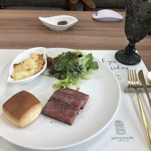 アニヴェルセル 表参道の画像｜試食(黒毛和牛、グラタン、サラダ、パン)