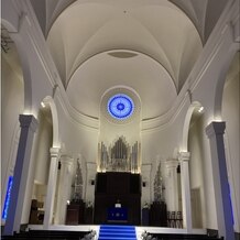 アニヴェルセル 立川の画像｜青いバージンロードが特徴的な教会