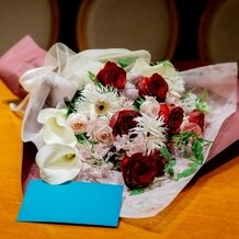 アニヴェルセル 江坂（新大阪）の写真｜サプライズ演出の花束