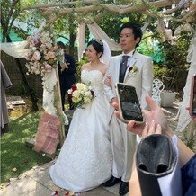 アルカーサル　ビエントスの写真｜挙式会場外のガーデンで