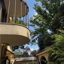 リストランテＡＳＯの写真｜挙式会場側から見た中庭（上を見上げた形）。建物の曲線美が感じられます。