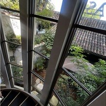 リストランテＡＳＯの写真｜2階に新郎新婦控室、両家控室があります。２階に続く階段はフォトスポットとしても素敵です。