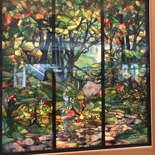 メゾン ポール・ボキューズの画像｜ティファニーのスタンドガラスの装飾です。