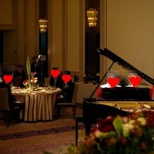 パレスホテル大宮(Palace Hotel Omiya)の画像｜ピアノ演奏時のメインテーブルからの様子です