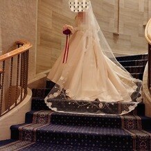 Ｐａｌａｃｅ　Ｈｏｔｅｌ　Ｔａｃｈｉｋａｗａ（パレスホテル立川）の写真｜ホテルの螺旋階段での撮影
