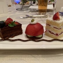 Ｐａｌａｃｅ　Ｈｏｔｅｌ　Ｔａｃｈｉｋａｗａ（パレスホテル立川）の画像｜ウェディングケーキとデザートが同じお皿で提供された