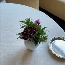 サンス・エ・サヴールの画像｜ゲストテーブルの可愛らしい装花
