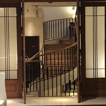 オーベルジュ・ド・リル サッポロの画像｜階段を降りて新郎新婦登場