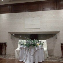オーベルジュ・ド・リル サッポロの写真｜メインテーブル装花。イメージ通りにシンプルなグリーンの装花にしてくださいました。