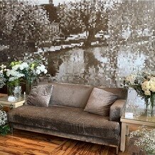 オーベルジュ・ド・リル　ナゴヤの画像｜高砂のソファです。周りのお花もとても可愛くて素敵でした。