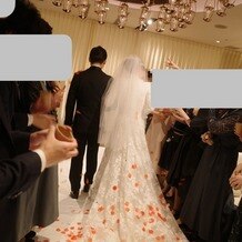 レストランひらまつ 博多の写真｜持ち込みの造花フラワーシャワー（退場）