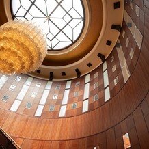 水戸プラザホテルの写真｜待っているロビーもとても素敵な吹き抜けがある