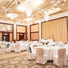 水戸プラザホテルの写真｜披露宴会場椅子の色はホワイトに