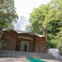 水戸プラザホテルの画像｜ブーケトスはチャペル外で空は曇りだができた