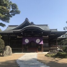 住吉大社の画像｜周囲が塀で囲まれた神館は、庭園と相まって、特別な雰囲気を感じることができます