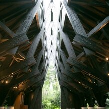 迎賓館の画像｜あえて梁をみせた素敵なチャペルの天井