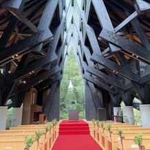 迎賓館の写真｜光が綺麗に差し込むチャペル。雨の日もきっと綺麗だろうと確信しました
