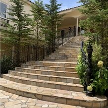 ＶＩＬＬＡＳ　ＤＥＳ　ＭＡＲＩＡＧＥＳ　軽井澤（ヴィラ・デ・マリアージュ　軽井澤）の画像｜チャペル前の大階段です！
