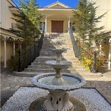 ＶＩＬＬＡＳ　ＤＥＳ　ＭＡＲＩＡＧＥＳ　軽井澤（ヴィラ・デ・マリアージュ　軽井澤）の写真｜階段を登るとチャペルに繋がる
南フランスの街並みを連想させるような綺麗な噴水