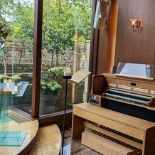 ＶＩＬＬＡＳ　ＤＥＳ　ＭＡＲＩＡＧＥＳ　軽井澤（ヴィラ・デ・マリアージュ　軽井澤）の画像｜正面のガラスがとても大きく、開放感がありました。