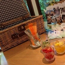 ＶＩＬＬＡＳ　ＤＥＳ　ＭＡＲＩＡＧＥＳ　軽井澤（ヴィラ・デ・マリアージュ　軽井澤）の写真｜すぐに会場の説明が始まるのかと思っていたのですが、フルーツのおもてなしがありました。