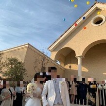 ＶＩＬＬＡＳ　ＤＥＳ　ＭＡＲＩＡＧＥＳ　高崎（ヴィラ・デ・マリアージュ　高崎）の画像｜式の後、フラワーシャワーに続いて風船を飛ばしました