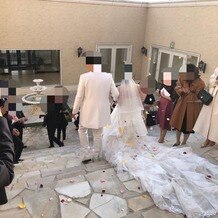 ＶＩＬＬＡＳ　ＤＥＳ　ＭＡＲＩＡＧＥＳ　高崎（ヴィラ・デ・マリアージュ　高崎）の画像｜フラワーシャワーの彩りがよく、新婦のドレスがより映えていました