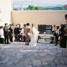 ＶＩＬＬＡＳ　ＤＥＳ　ＭＡＲＩＡＧＥＳ　高崎（ヴィラ・デ・マリアージュ　高崎）の画像｜フラワーシャワーにて