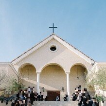 ＶＩＬＬＡＳ　ＤＥＳ　ＭＡＲＩＡＧＥＳ　高崎（ヴィラ・デ・マリアージュ　高崎）の画像｜当日は良く晴れ建物と空のコントラストが映えました