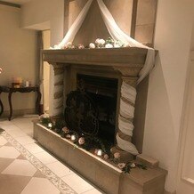 ロザンジュイア 広尾迎賓館の画像｜暖炉。挙式の入り口にあります。おしゃれ。