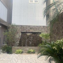 ラグナスイート名古屋　ホテル＆ウエディングの画像｜チャペル外のガーデンスペース。水が涼しげです