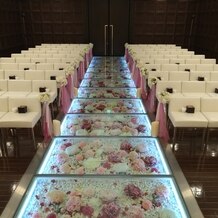 ラグナスイート名古屋　ホテル＆ウエディングの画像｜花のチャペル　入場口とゲスト席