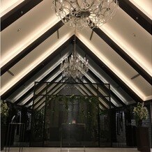 ラグナスイート名古屋　ホテル＆ウエディングの画像｜シックな挙式会場は鏡があって広さを感じさせている。