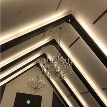 ラグナスイート名古屋　ホテル＆ウエディングの画像｜シックな挙式会場のシャンデリア