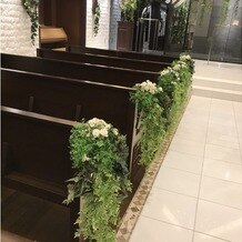 ラグナスイート名古屋　ホテル＆ウエディングの画像｜シックな挙式会場の演出（造花）