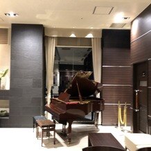 ラグナスイート名古屋　ホテル＆ウエディングの写真｜披露宴会場の前室、ピアノがありました。