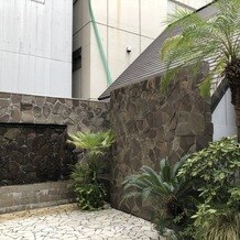 ラグナスイート名古屋　ホテル＆ウエディングの写真｜挙式のあとにフラワーシャワーを行う中庭に案内されました。