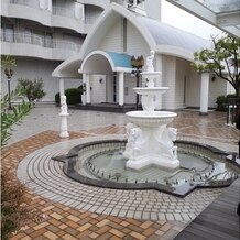 神戸ポートピアホテルの画像｜ステンドグラスのある教会の外