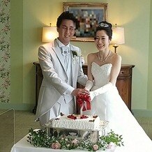 神戸ポートピアホテルの画像｜披露宴会場
ウエディングケーキ入刀の写真です。